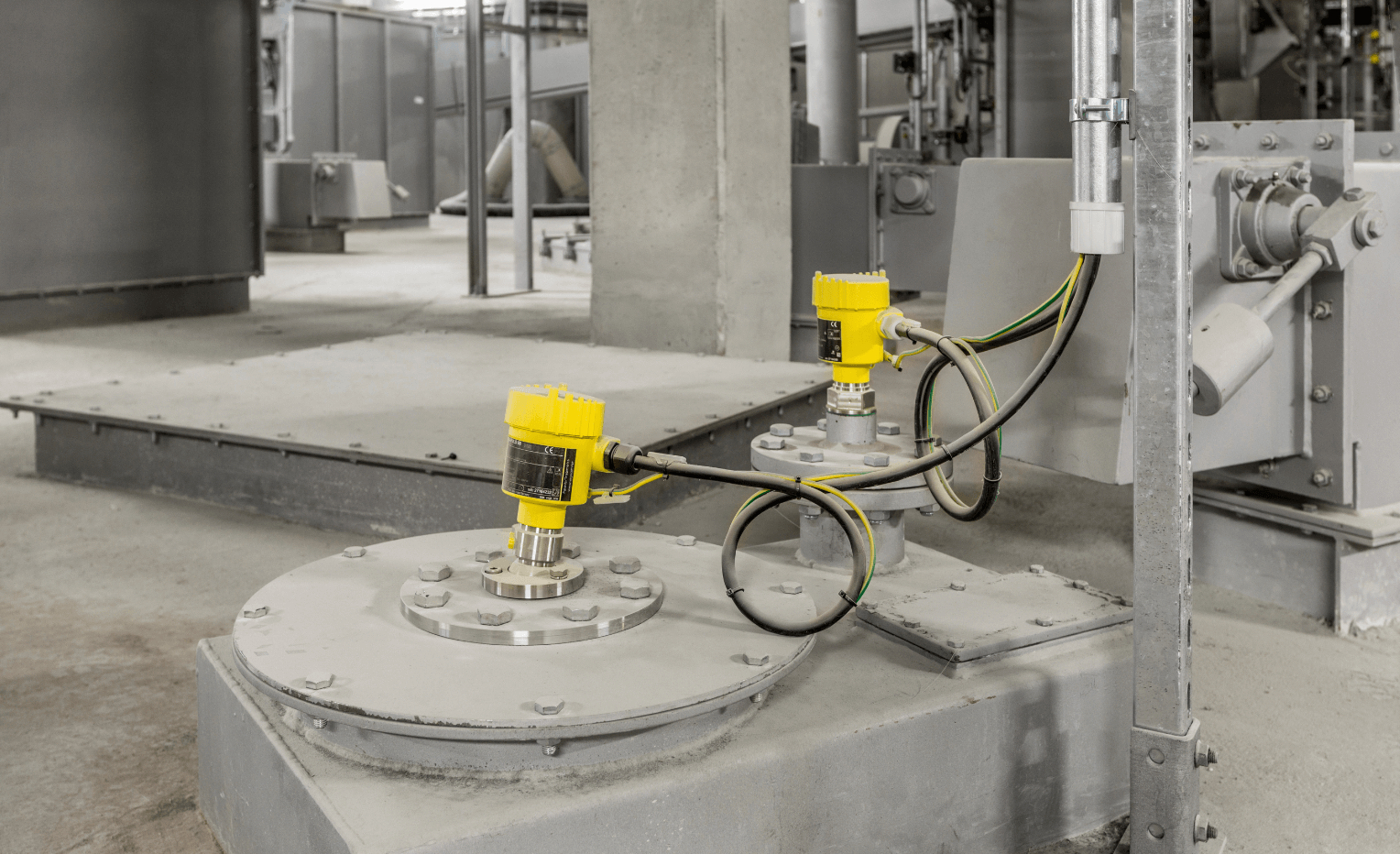 Cảm biến đo mức liên tục xi măng