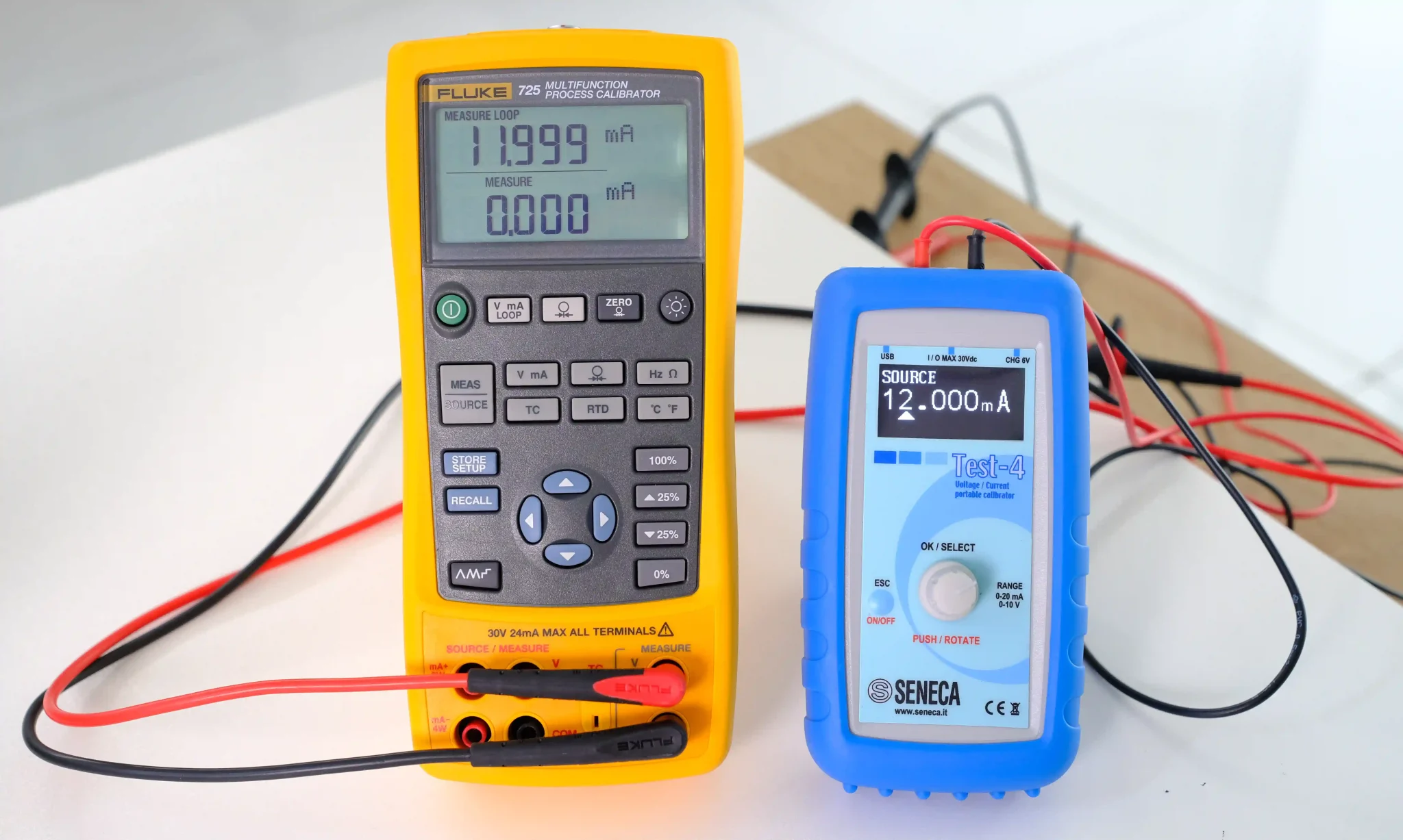 TEST-4 phát tín hiệu 12mA - Fluke 725 nhận 11.999mA