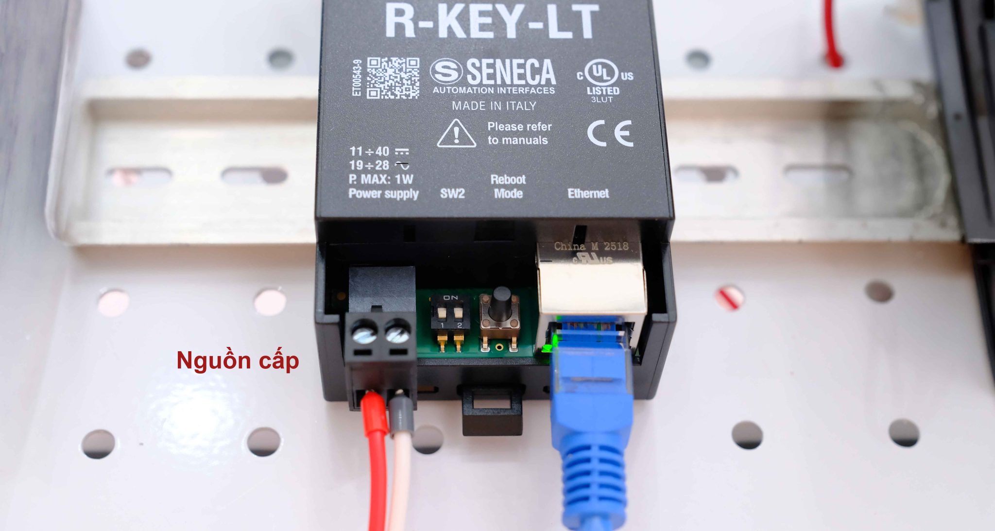 Dây nguồn và cổng Ethernet được bố trí bên dưới R-KEY-LT