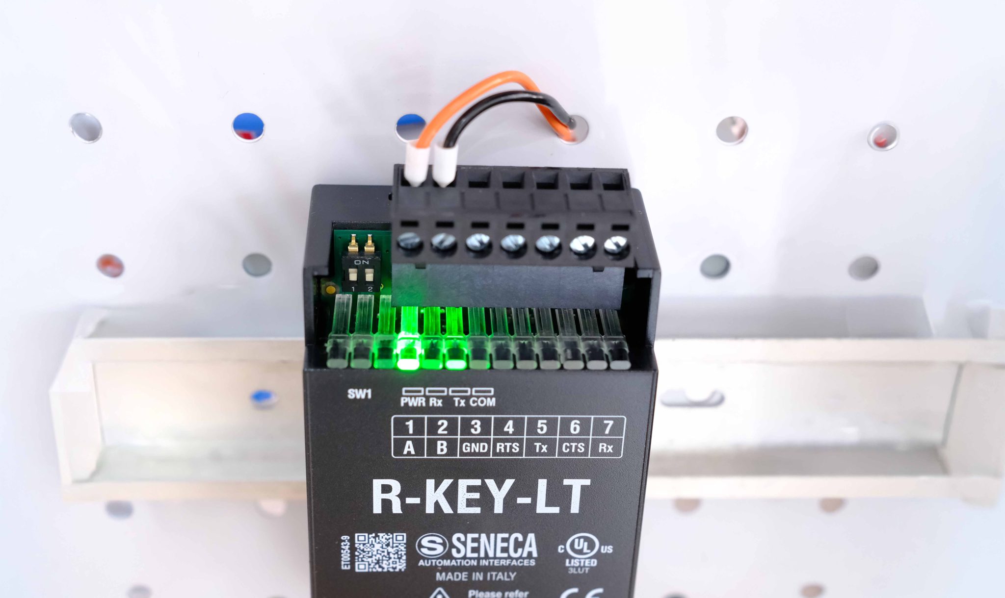 Kết nối RS485 với các thiết bị Modbus RTU qua 2 Terminal 1 - 2 nằm ở phía trên R-KEY-LT
